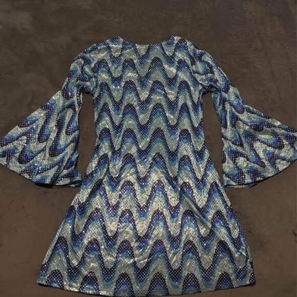 Plus Size Women’s Super Sparkly Long Bell-Bottom Sleeves Disco Costume Dress - Picture 3 of 4